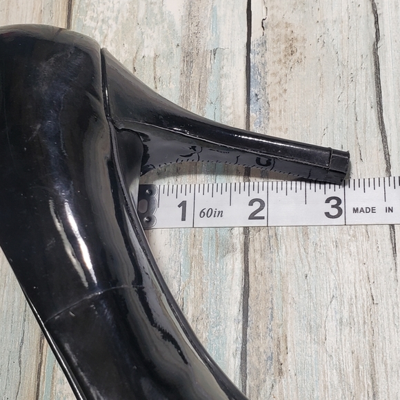 Michael kors Patent leather Heels. - Picture 8 of 10